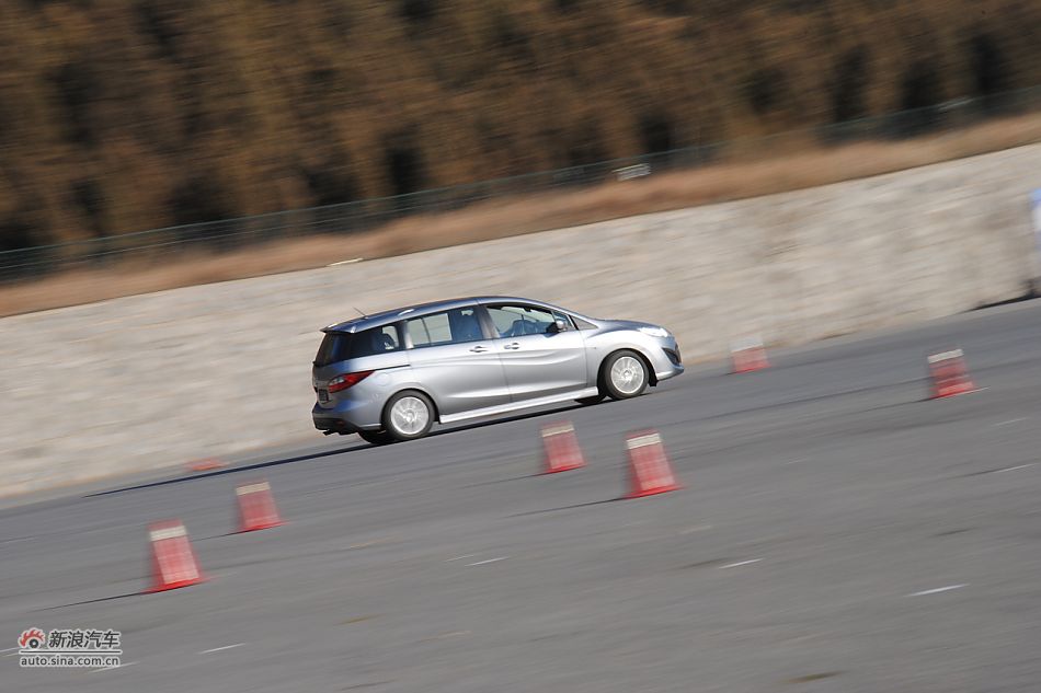 马自达5场地试车