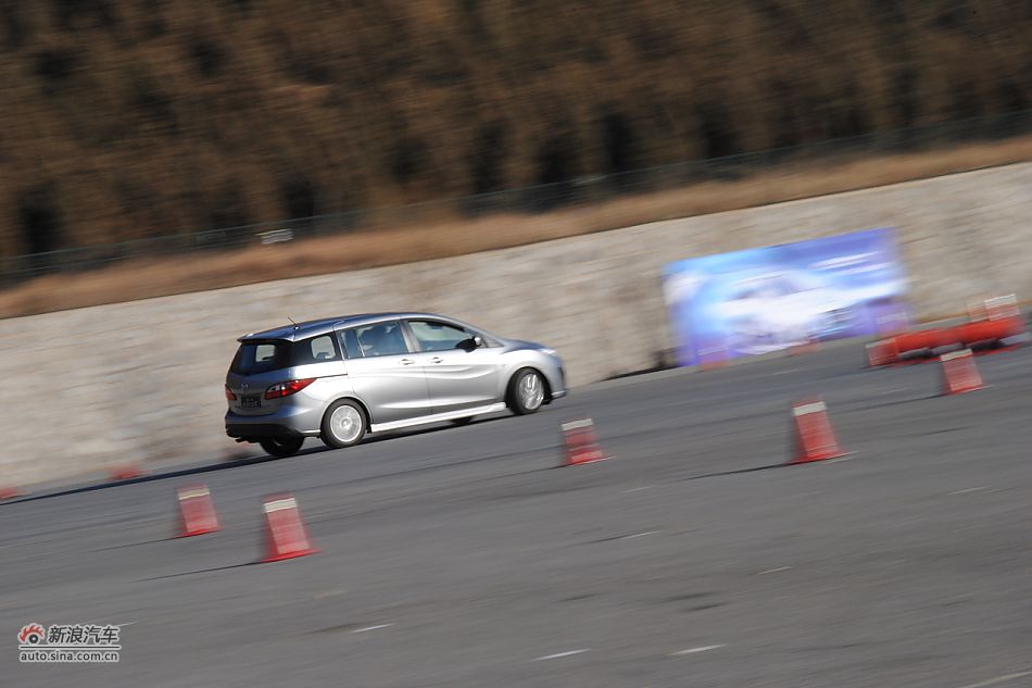 马自达5场地试车