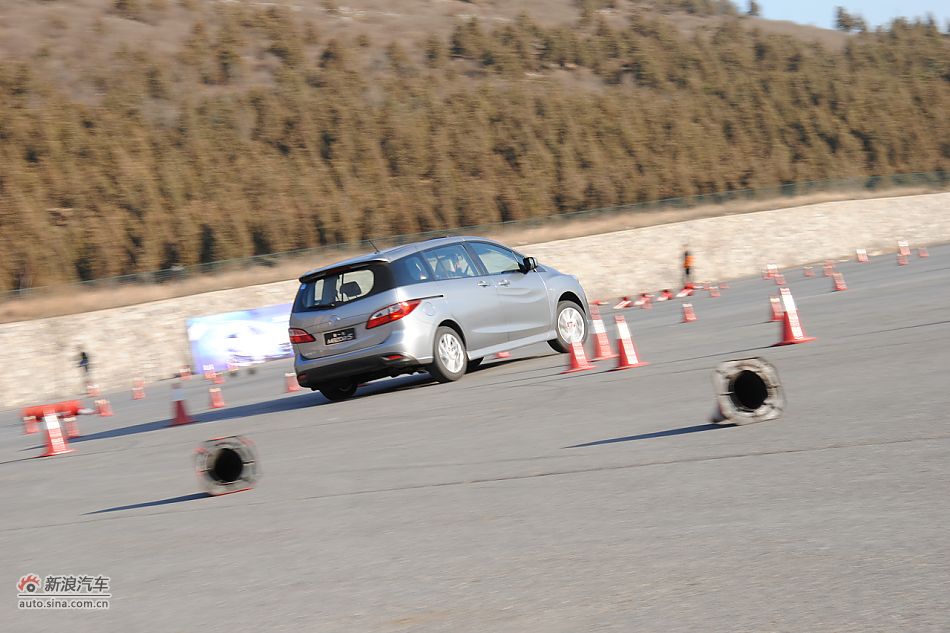 马自达5场地试车