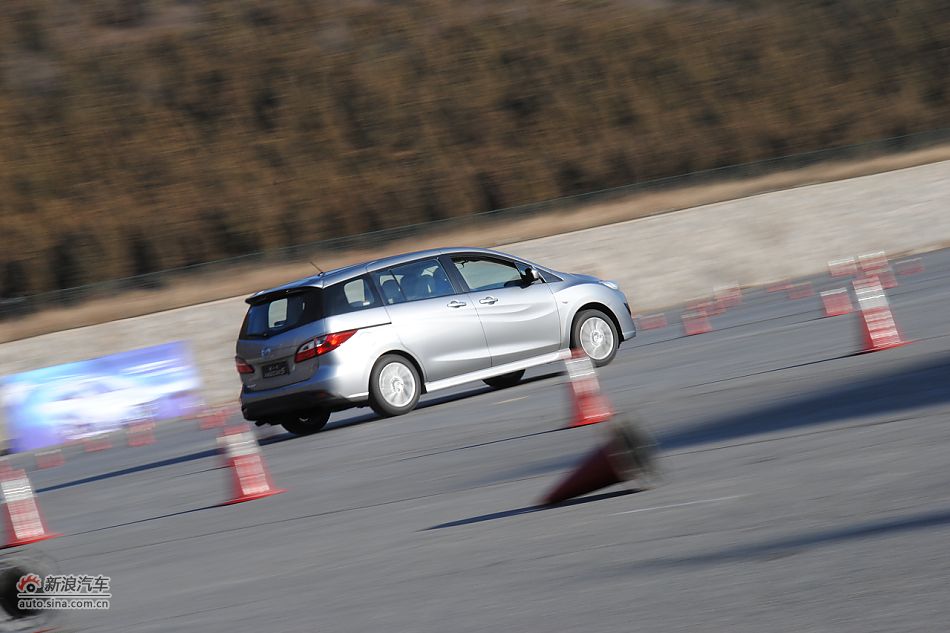 马自达5场地试车