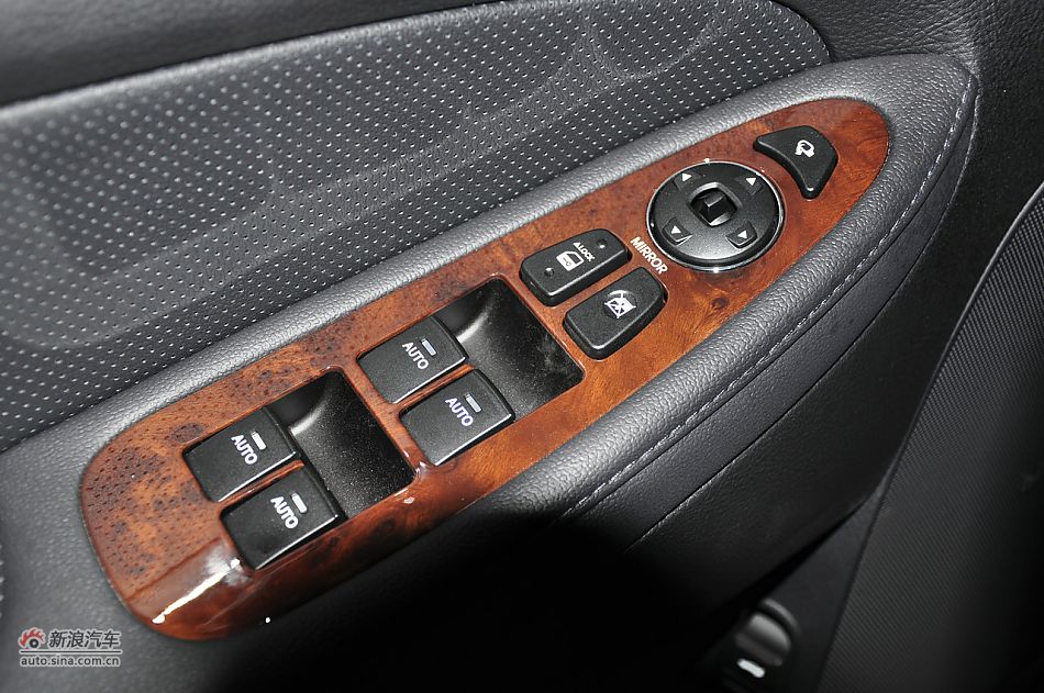2008款劳恩斯BH330舒适版内饰