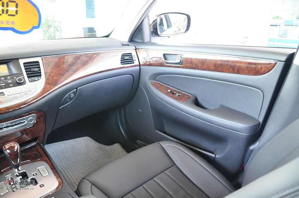 2008款劳恩斯BH330舒适版座椅空间
