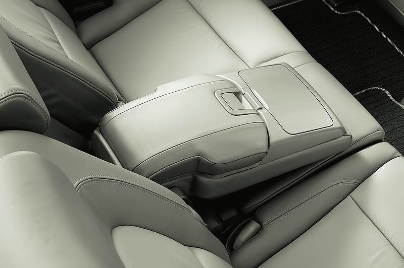 第二排中央扶手