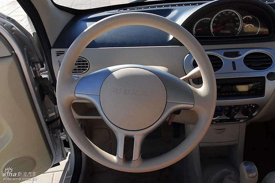 哈飞路宝节油π自动挡试驾内饰实拍图