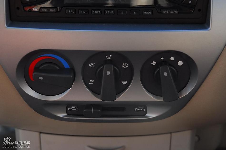 哈飞路宝节油π自动挡试驾内饰实拍图