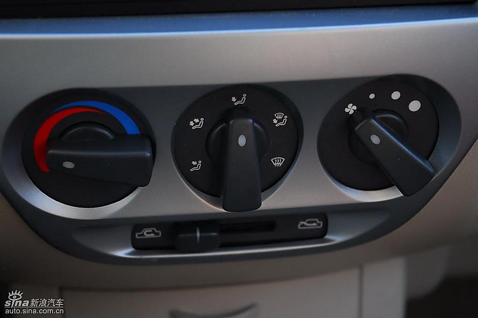 哈飞路宝节油π自动挡试驾内饰实拍图