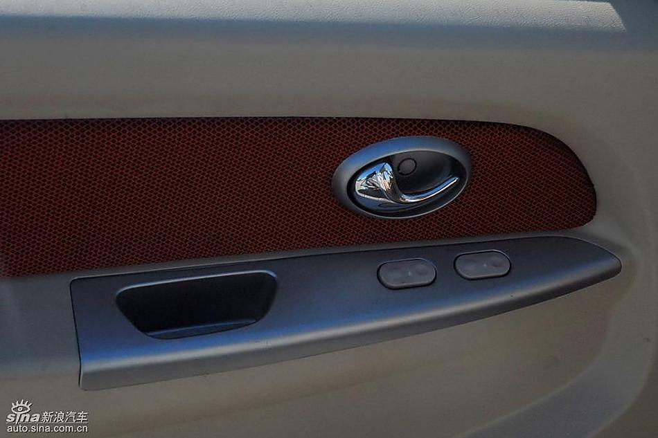 哈飞路宝节油π自动挡试驾内饰实拍图