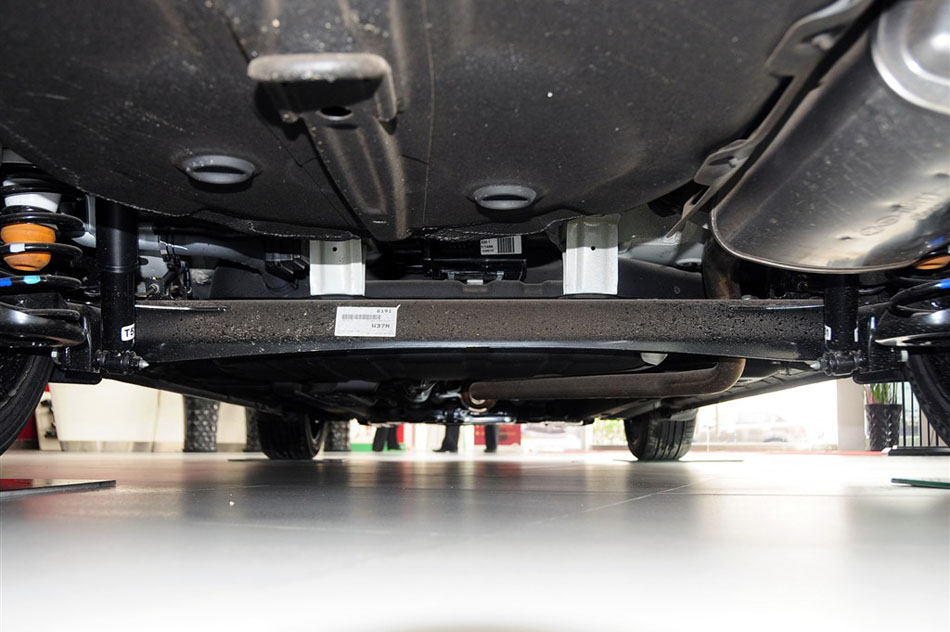 2013款 速迈 1.6AT 运动版 引擎底盘