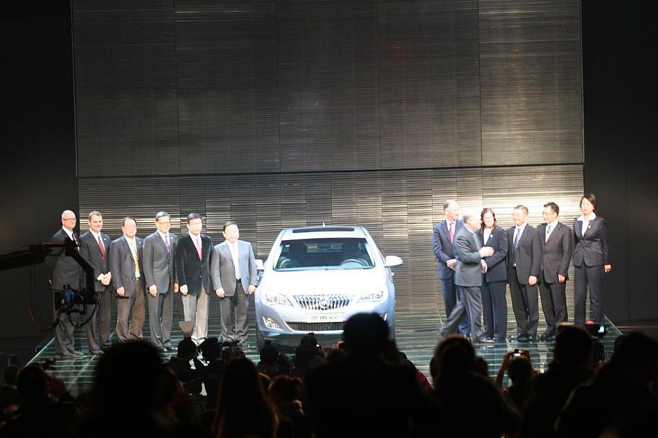 发布会现场领导合影