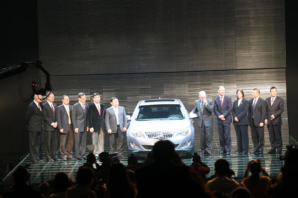 发布会现场领导合影