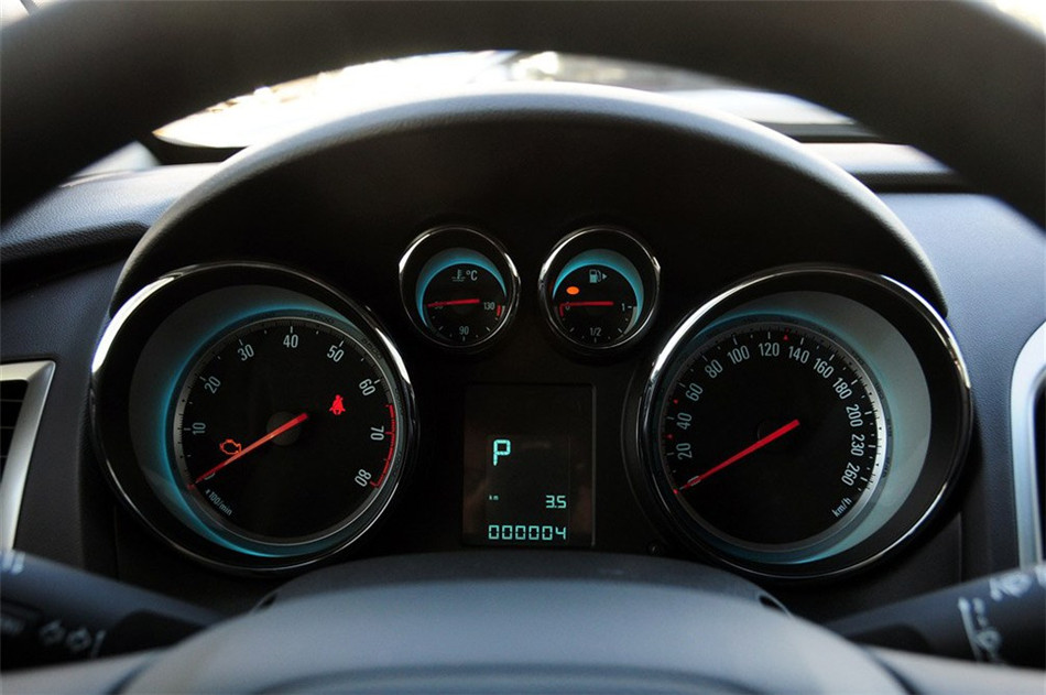 2013款 1.6L AT 时尚版 内饰