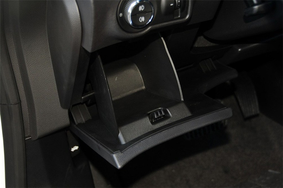 2013款 1.6L AT 时尚版 内饰