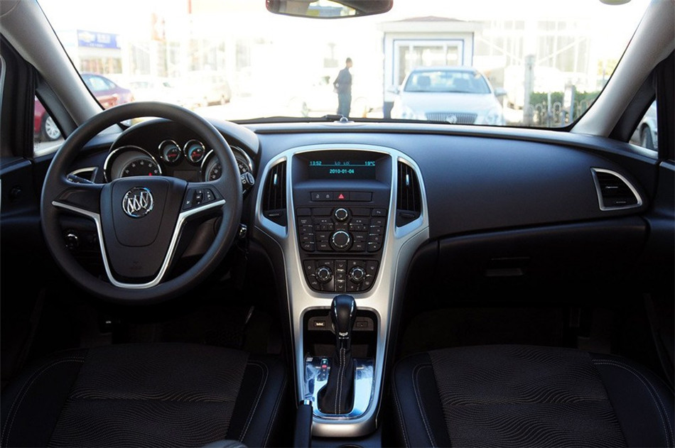 2013款 1.6L AT 时尚版 内饰