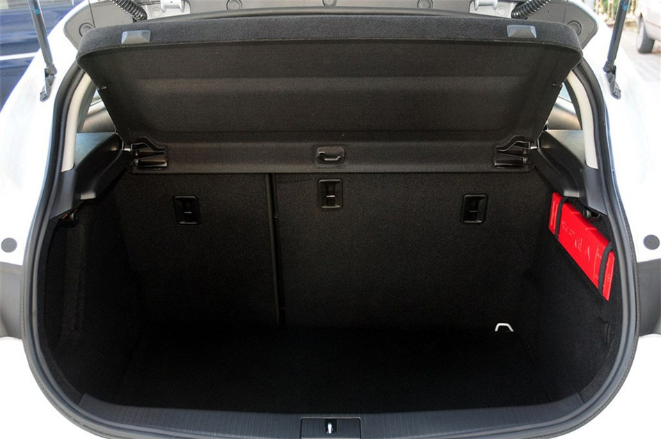 2013款 1.6L AT 时尚版 座椅空间