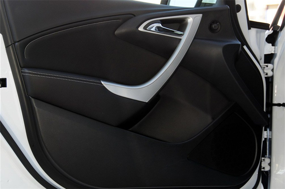 2013款 1.6L AT 时尚版 座椅空间