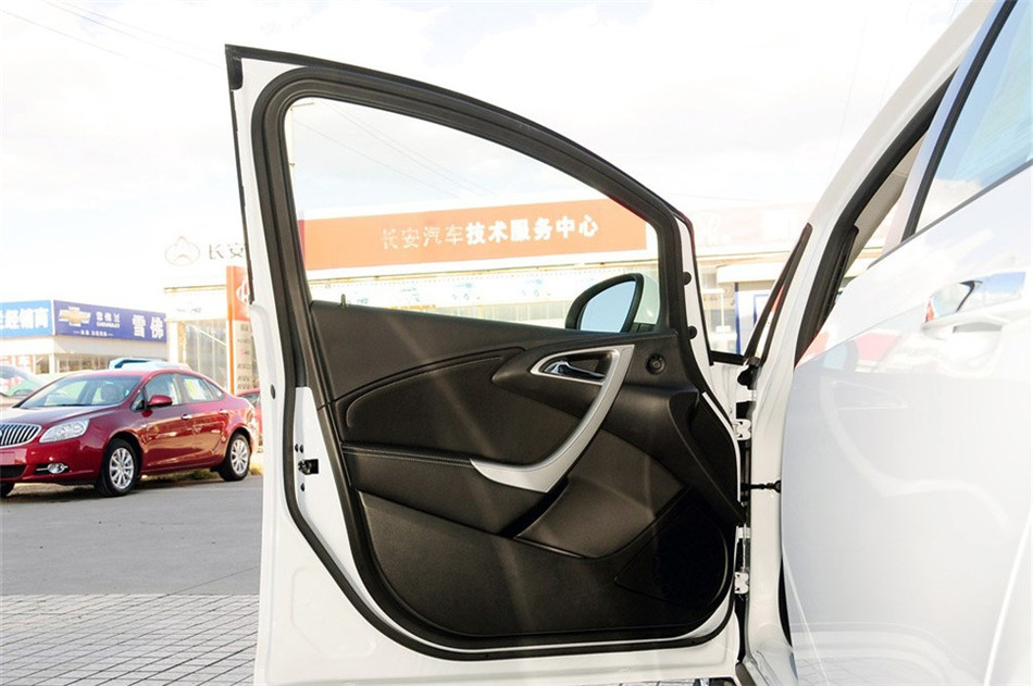 2013款 1.6L AT 时尚版 座椅空间