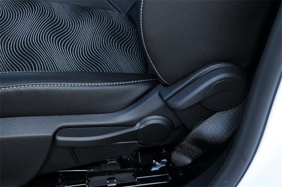 2013款 1.6L AT 时尚版 座椅空间