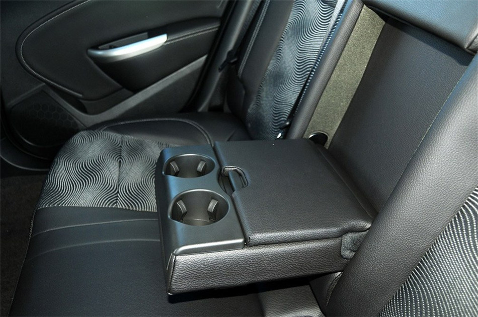 2013款 1.6L AT 时尚版 座椅空间
