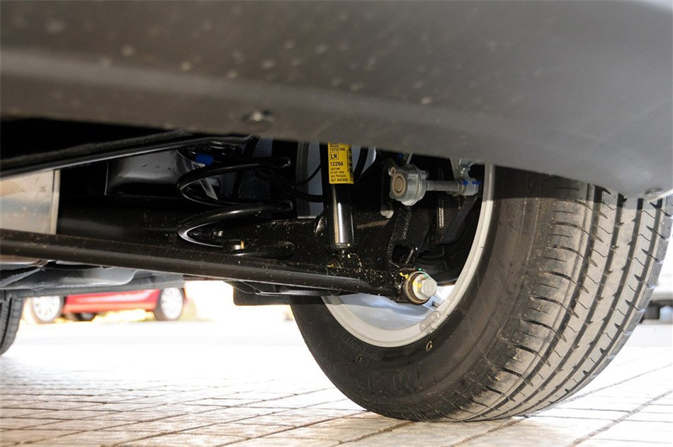 2013款 1.6L AT 时尚版 引擎底盘