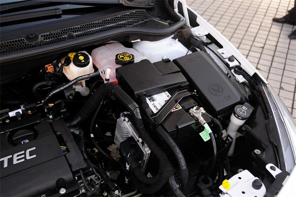 2013款 1.6L AT 时尚版 引擎底盘