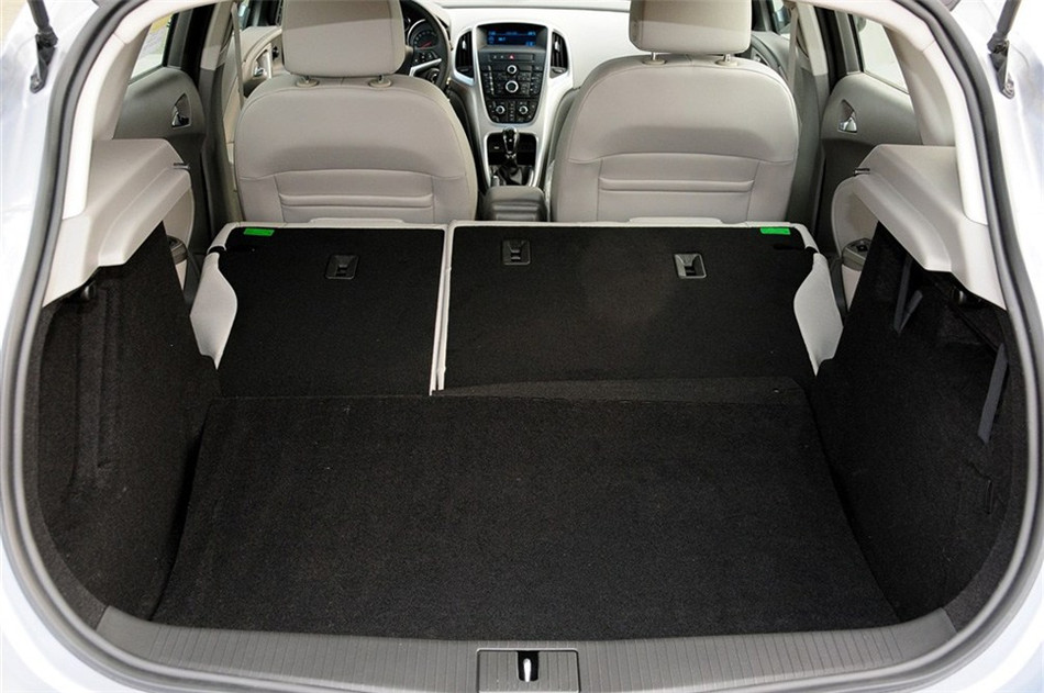 2012款 1.6L MT 进取版 座椅空间