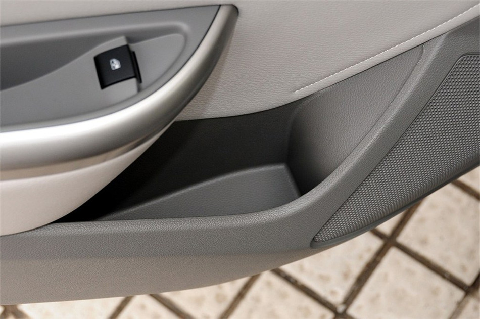 2012款 1.6L MT 进取版 座椅空间