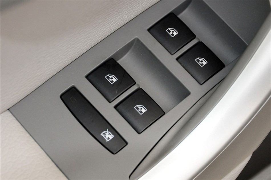 2012款 1.6L MT 进取版 座椅空间