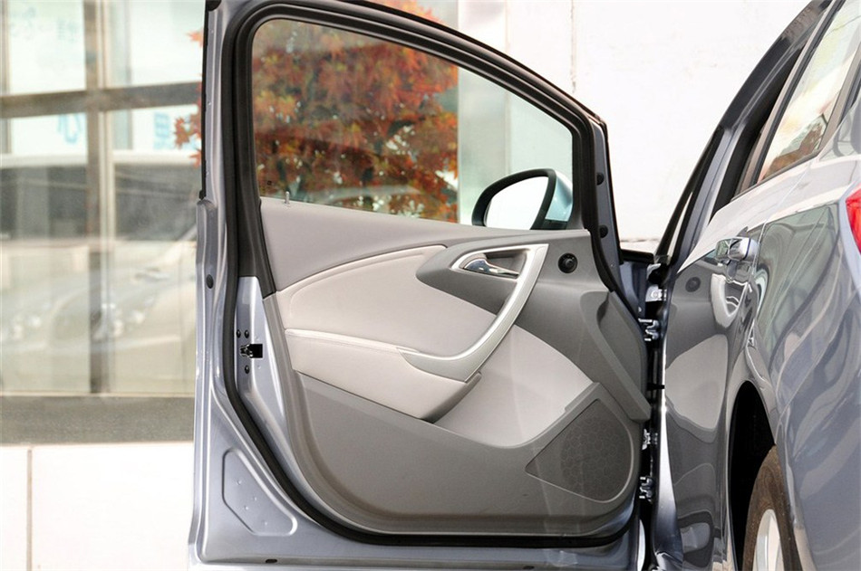 2012款 1.6L MT 进取版 座椅空间