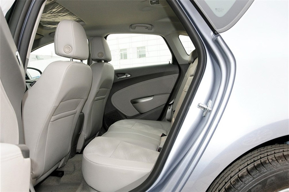 2012款 1.6L MT 进取版 座椅空间