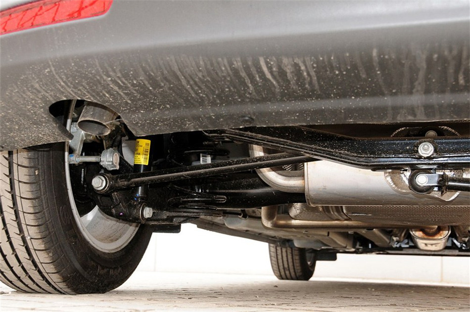 2012款 1.6L MT 进取版 引擎底盘