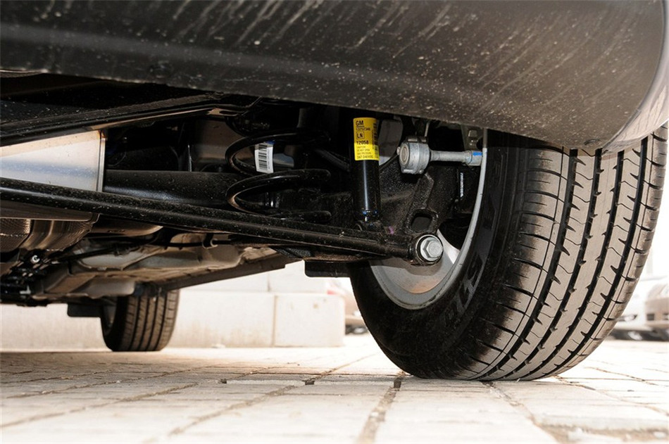 2012款 1.6L MT 进取版 引擎底盘