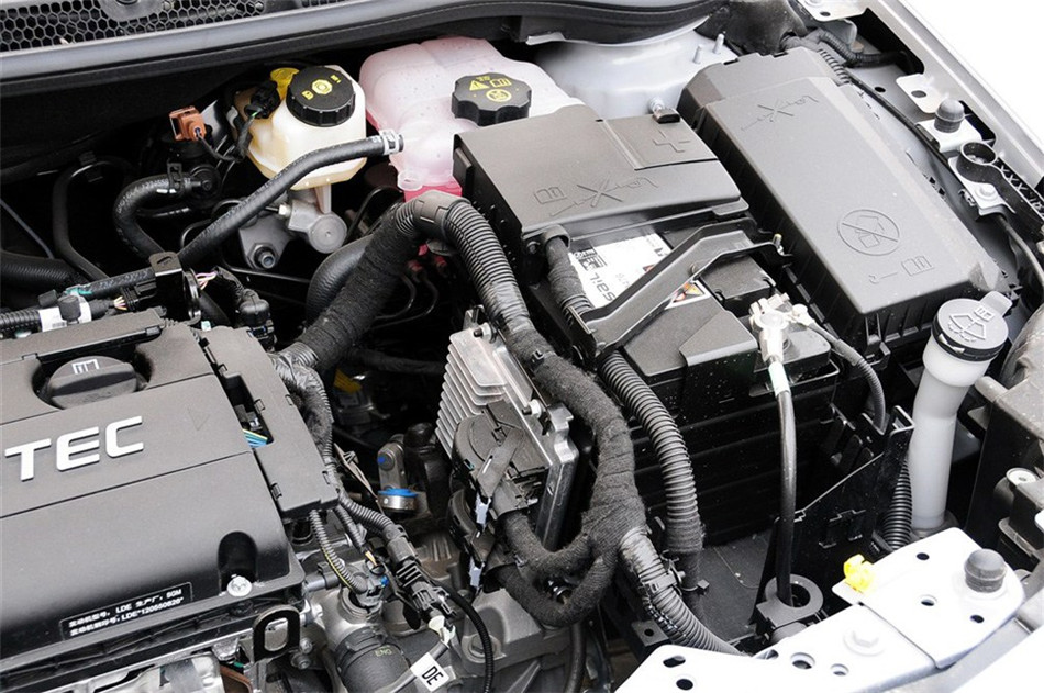 2012款 1.6L MT 进取版 引擎底盘