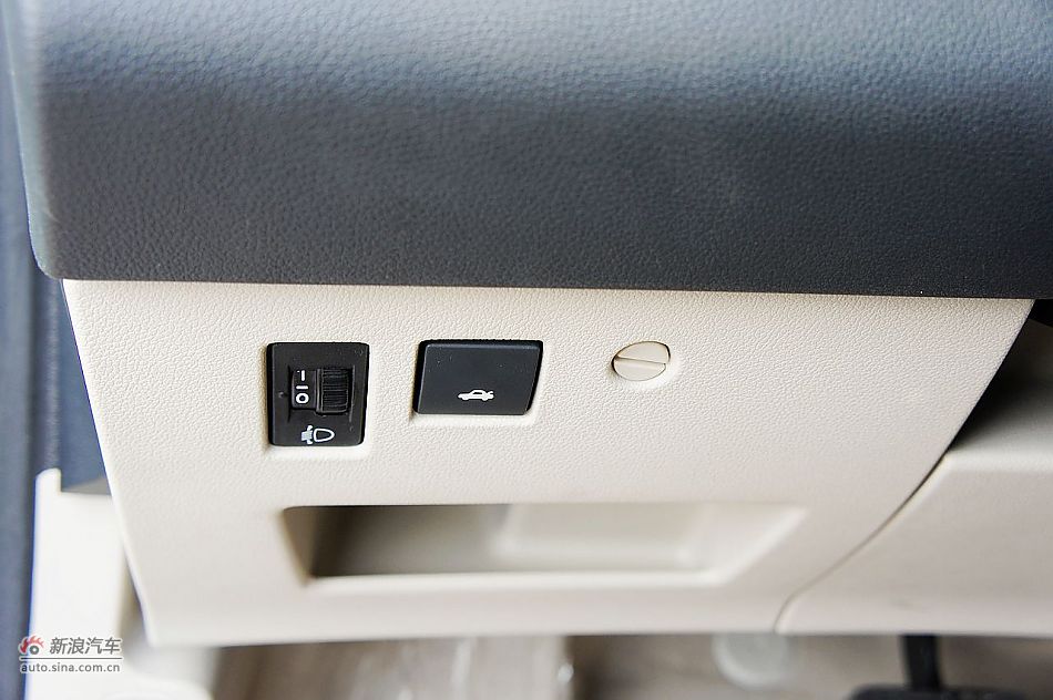 2011款东风标致408 2.0L自动豪华内饰图片