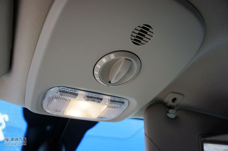 2011款东风标致408 2.0L自动豪华内饰图片