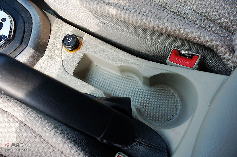 2011款东风标致408 2.0L自动豪华内饰图片