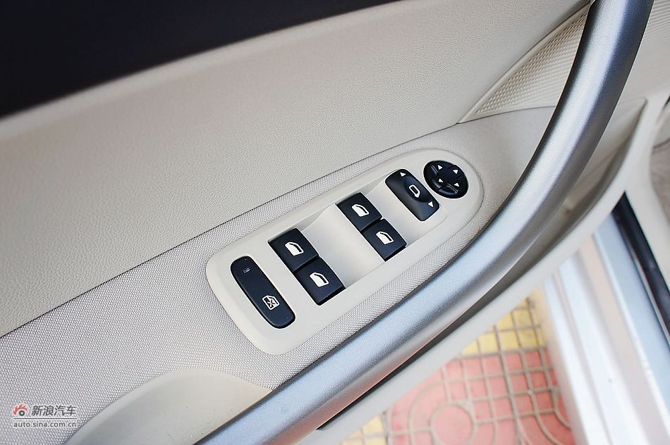 2011款东风标致408 2.0L自动豪华内饰图片