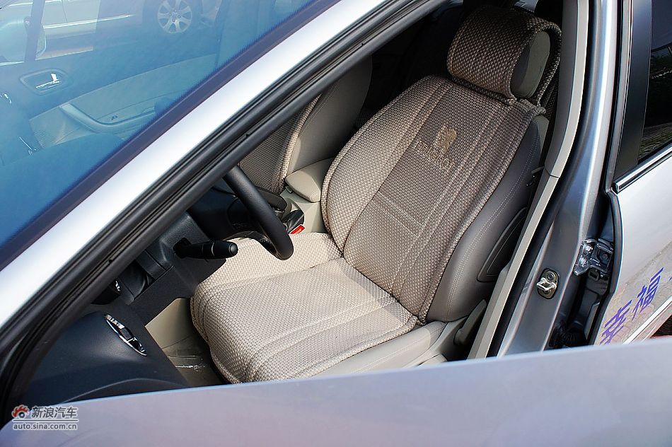 2011款东风标致408 2.0L自动豪华内饰图片