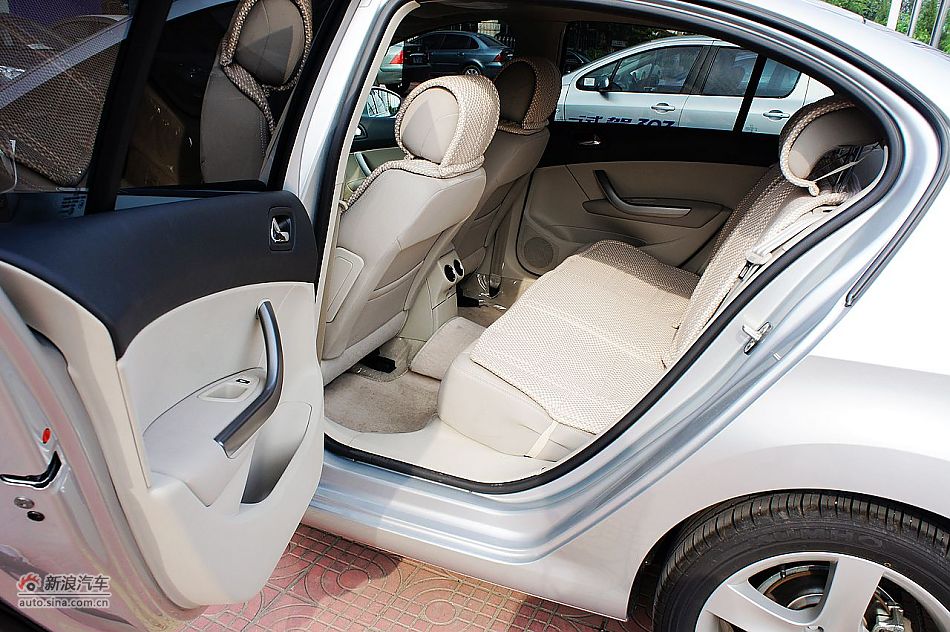 2011款东风标致408 2.0L自动豪华内饰图片