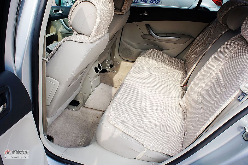 2011款东风标致408 2.0L自动豪华内饰图片