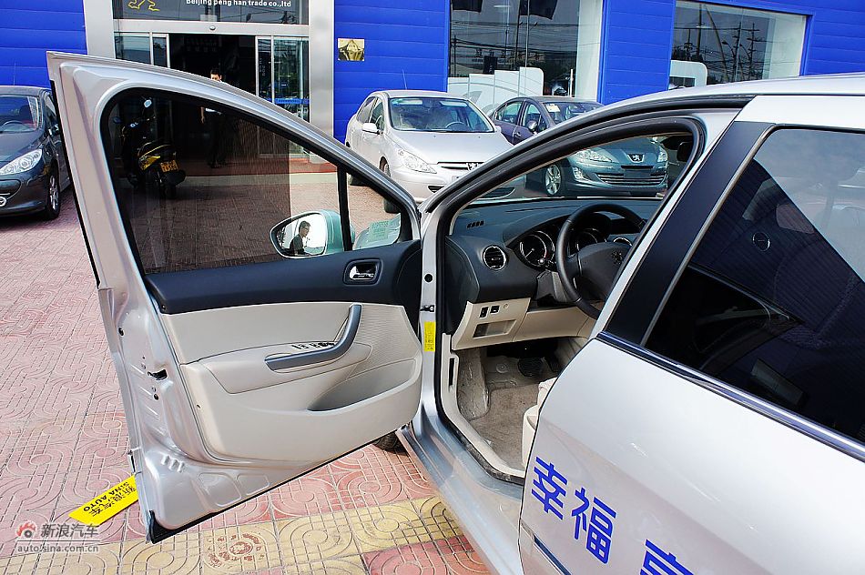 2011款东风标致408 2.0L自动豪华内饰图片