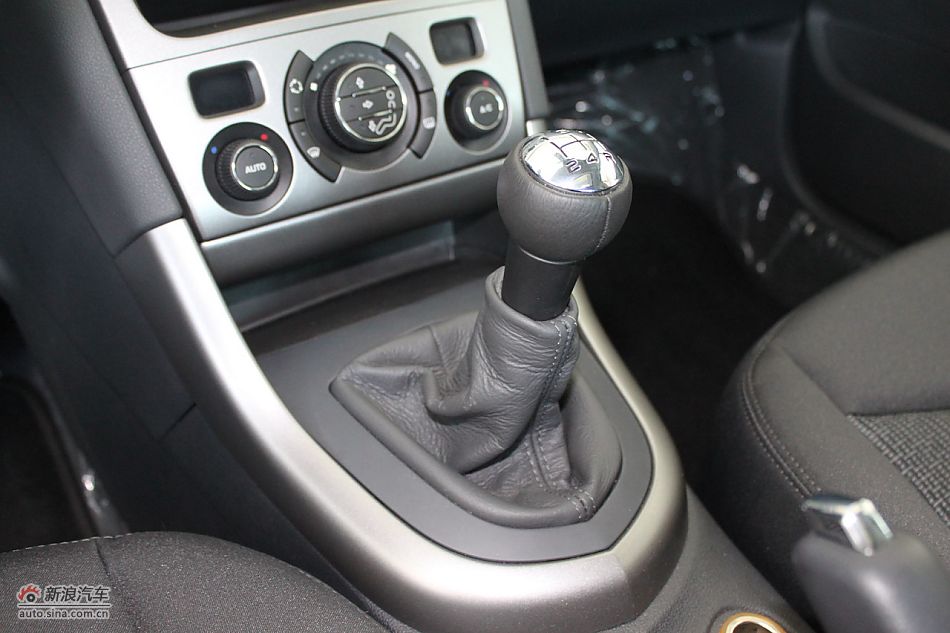 东风标致408内饰