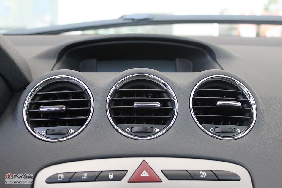 东风标致408内饰