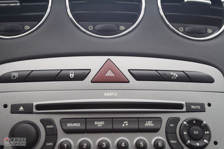 东风标致408内饰