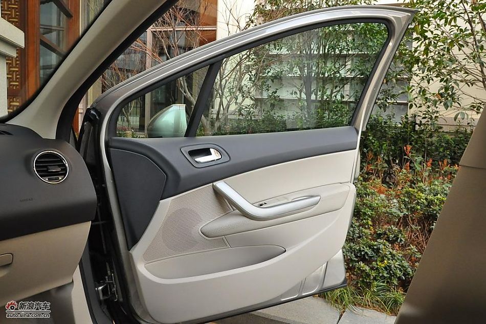 东风标致408试车实拍图