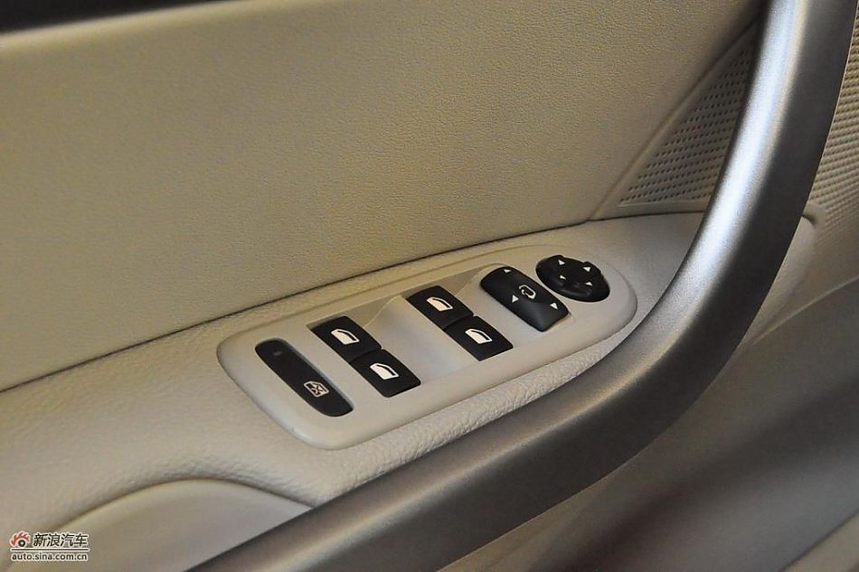 东风标致408试车实拍图