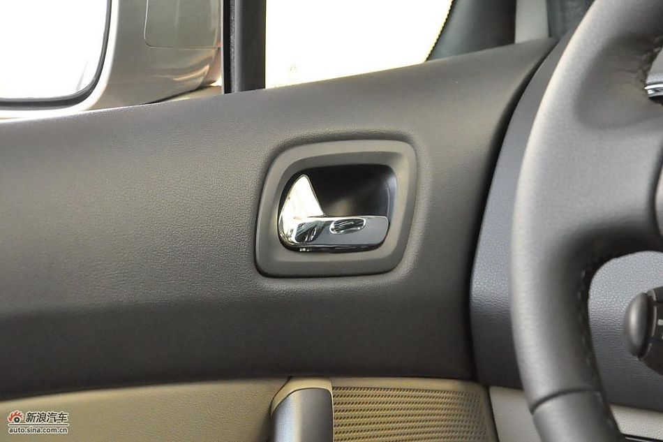 东风标致408试车实拍图