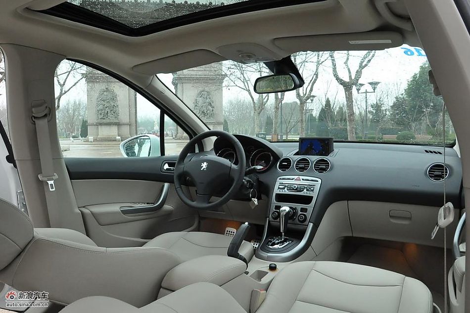 东风标致408试车实拍图