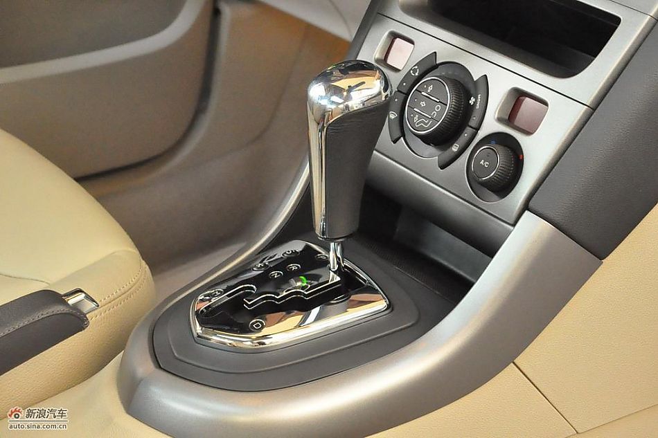 东风标致408试车实拍图