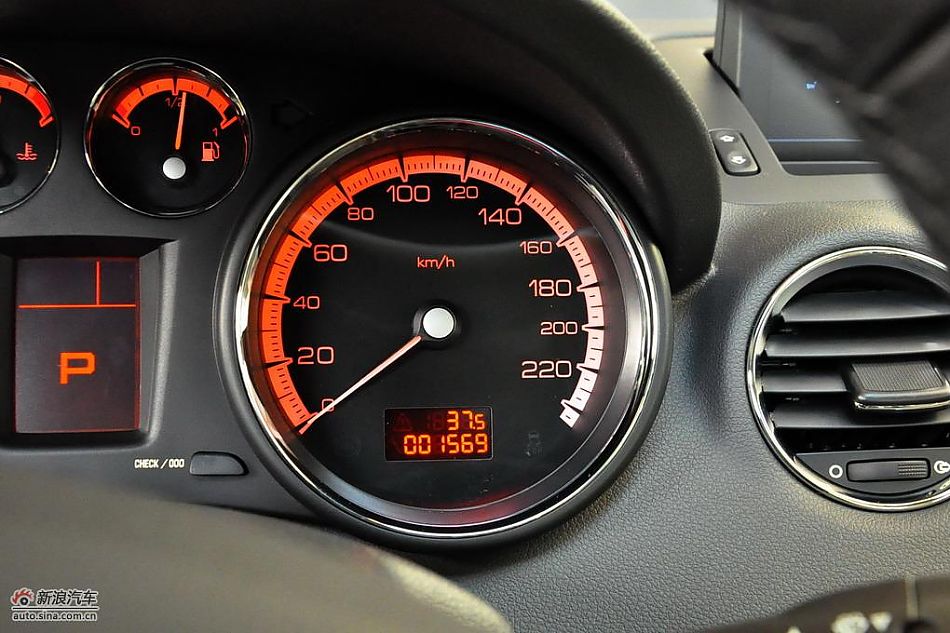 东风标致408试车实拍图