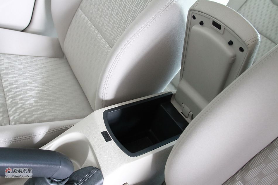 2011款标致408 2.0L手动舒适版